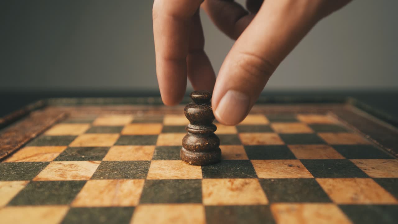 pieza de ajedrez de alfil negro colocada en el tablero de ajedrez