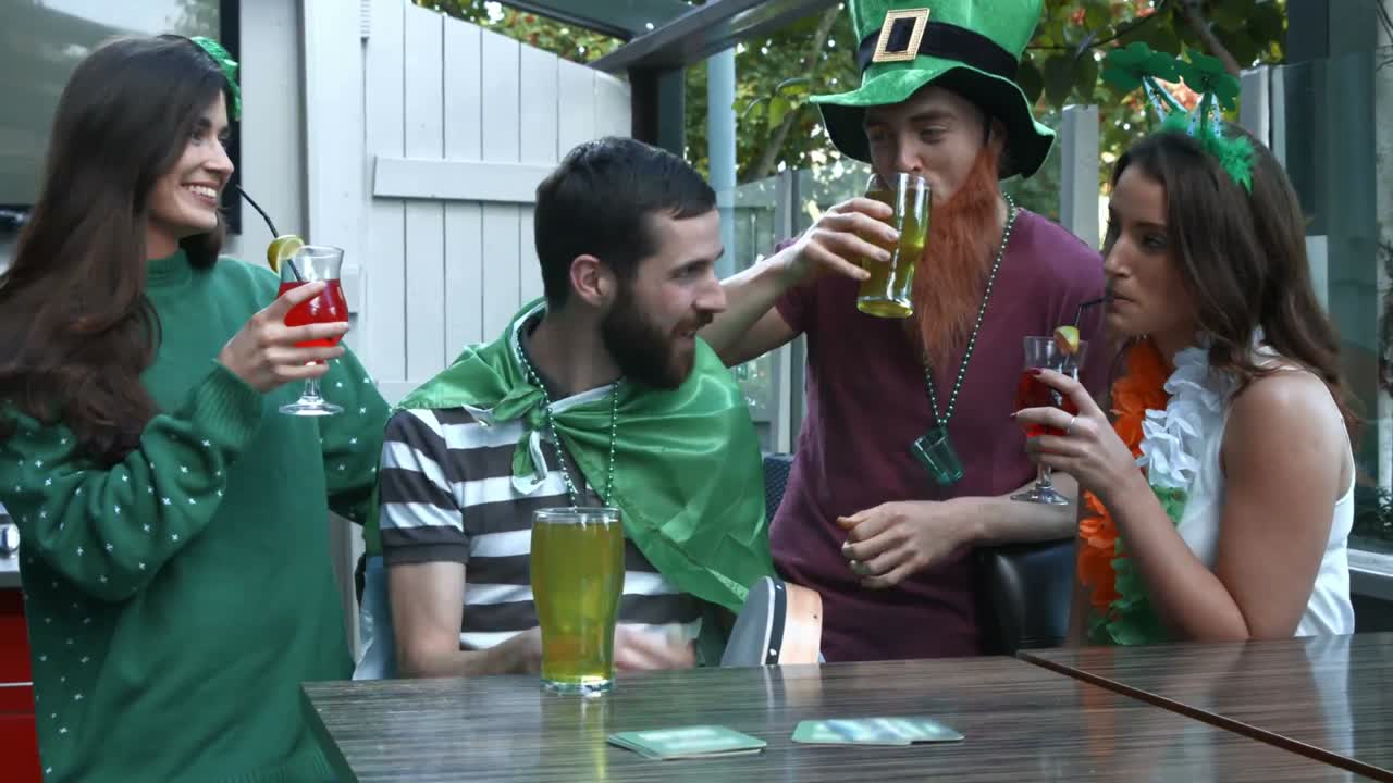 amigos felices celebrando a san patricio