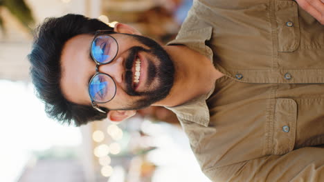 hombre sonriente con gafas