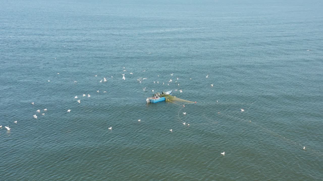 항공:클라이페다의 화창한 봄날 발트해에서 물고기를 잡는 어부들