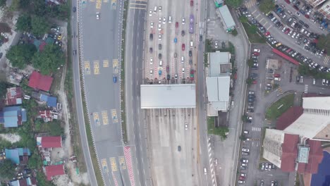 pan out drone disparado con vistas a una autopista de peaje asiática durante la hora punta