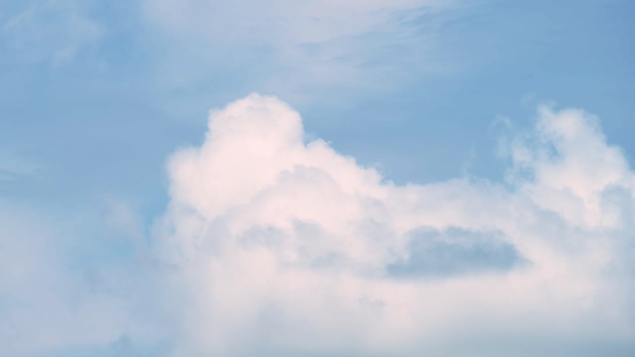 폭풍과 극적인 폭풍 구름의 배경은 아프리카에서 비가 오는 계절에 탄자니아의 세렌게티 국립 공원에서 아프리카에서 극적인 하늘과 함께 공간을 복사합니다.