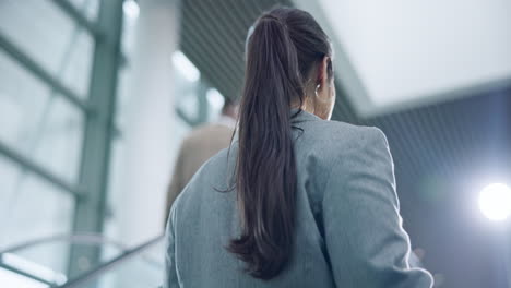 Equipaje,-Escaleras-Mecánicas-Y-Mujer-De-Negocios-En-El-Aeropuerto.