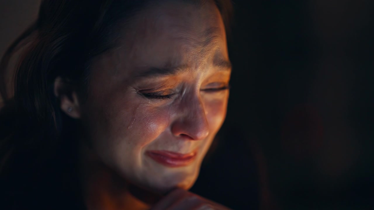Empresária chorando, sentindo-se triste e desanimada no escritório à noite. Empresária chateada.