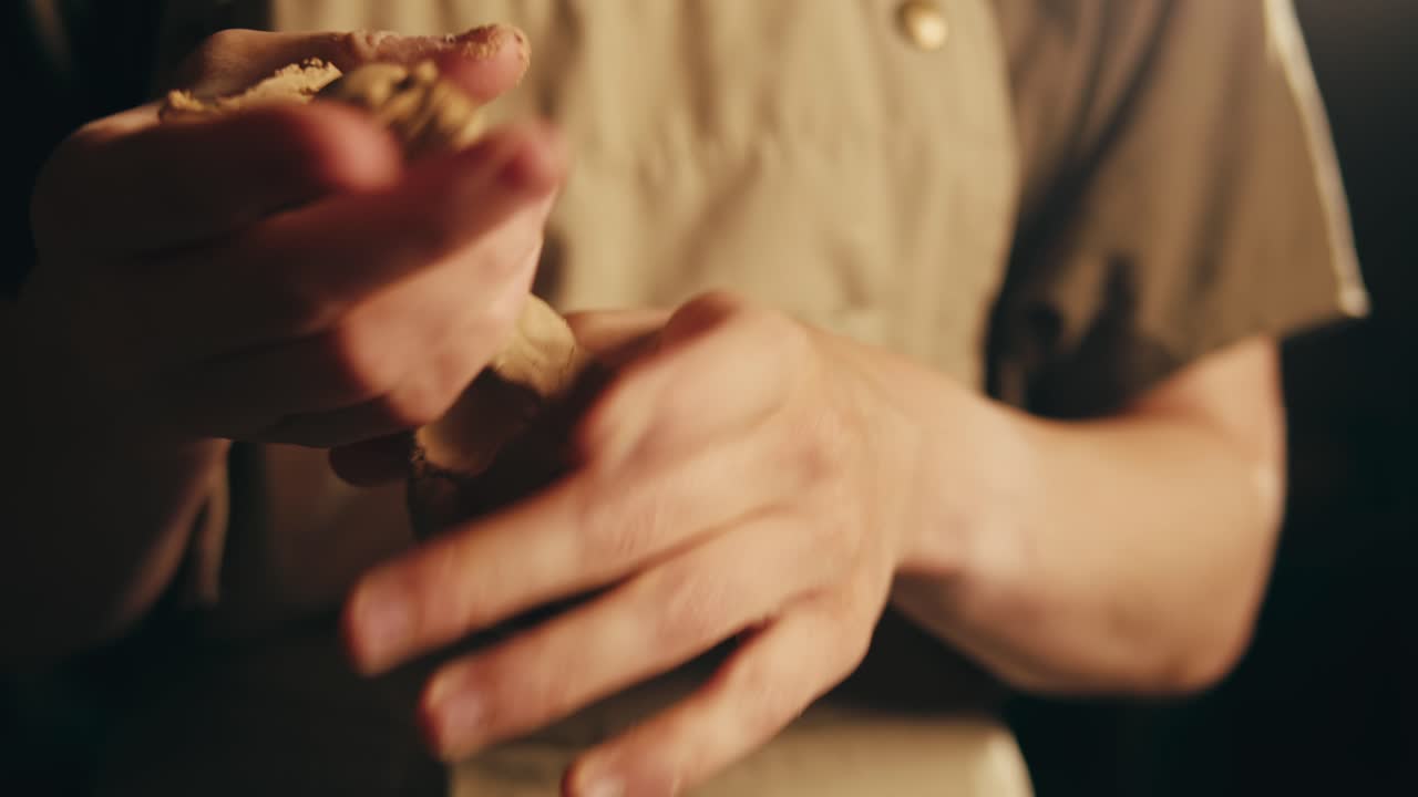 manos moldeando arcilla