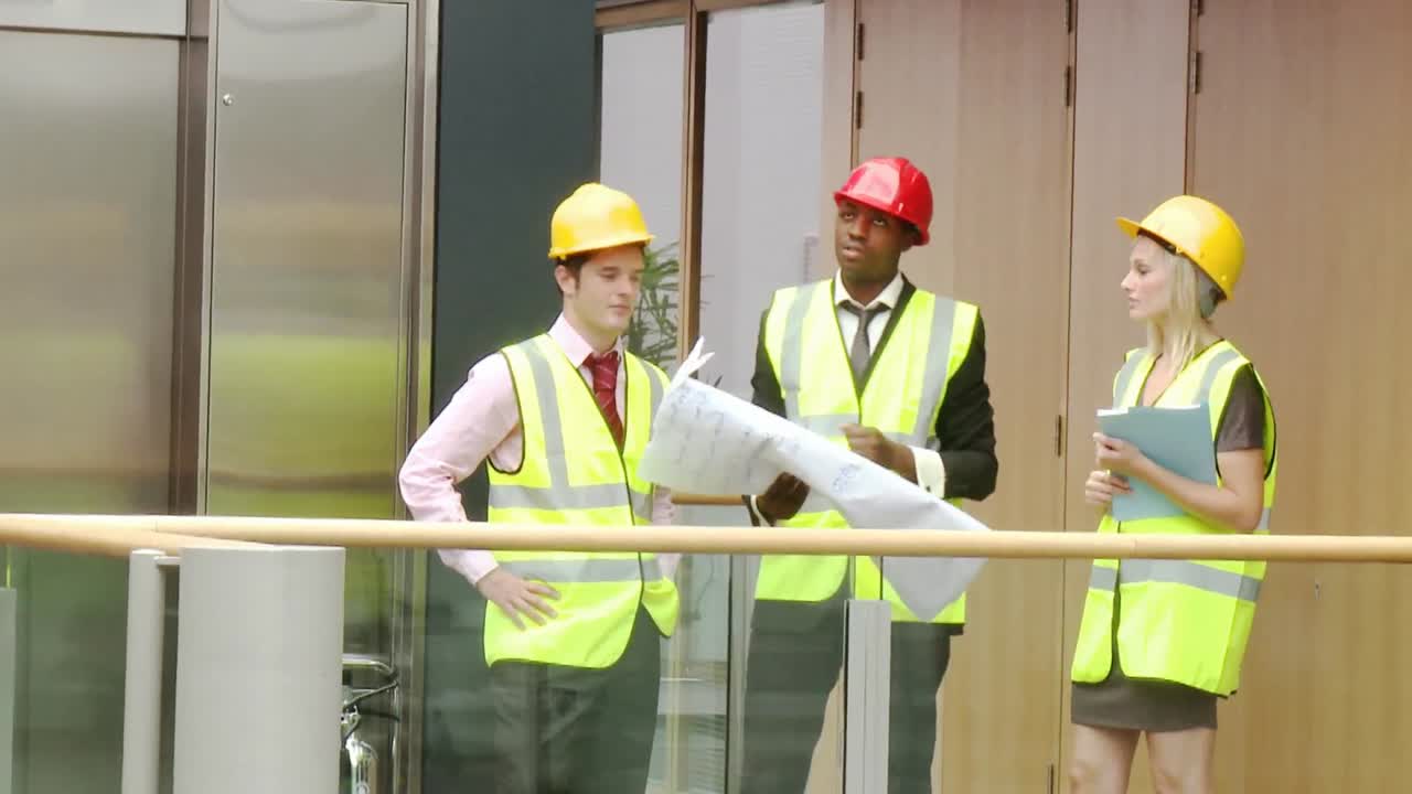 arquitectos que estudian un proyecto de construcción