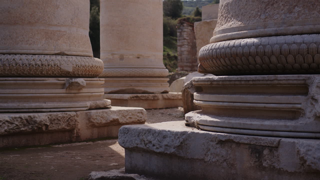 De basis van de zuilen van de Tempel van Artemis in Sardis