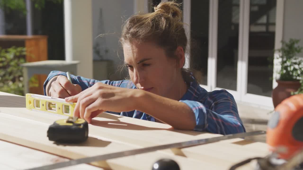 mujer en aislamiento en cuarentena durante la pandemia de coronavirus hace trabajo al aire libre