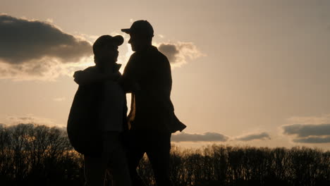 amigos caminando al atardecer