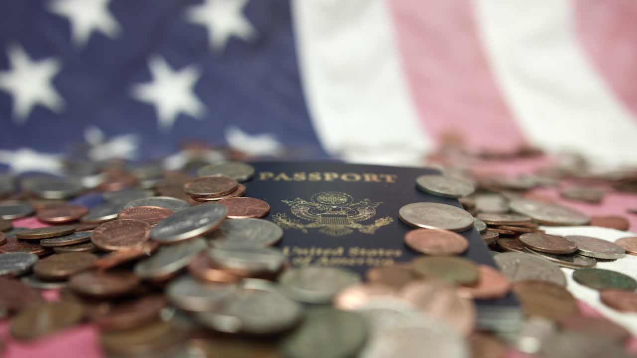 el foco de las monedas sobre el pasaporte de los estados unidos se coloca en la bandera americana