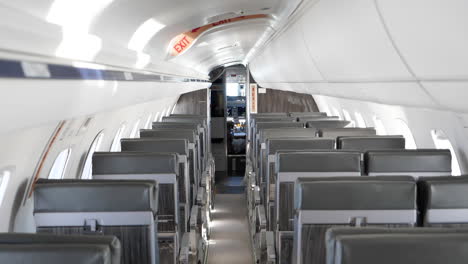 Blick-Ins-Economy-Flugzeug-Mit-Reihen-Leerer-Sitze