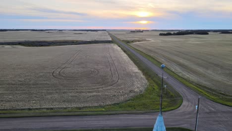 imágenes de drones de gran ángulo que revelan una rústica iglesia luterana en el campo de canadá al atardecer