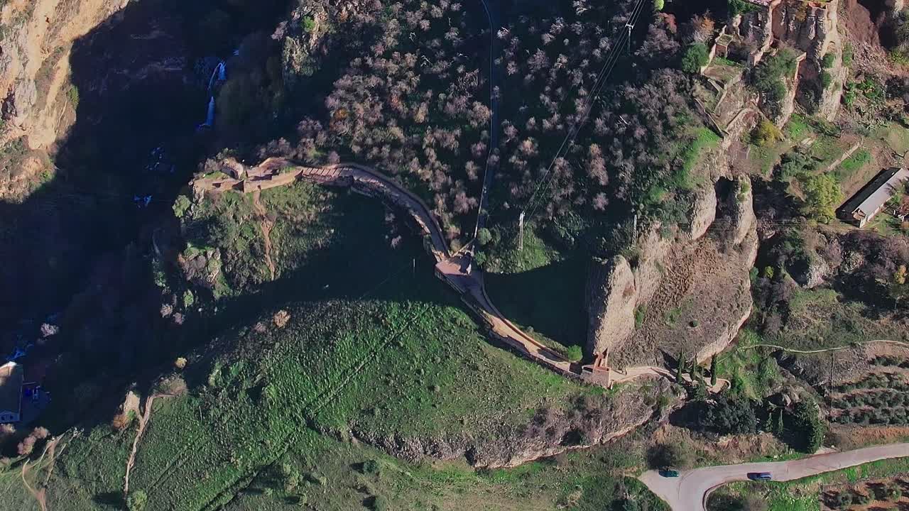 Güneşli bir günde Malaga İspanya yakınlarındaki patikalarda yürüyen yürüyüşçüler