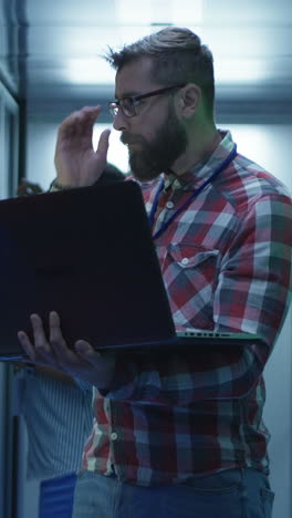 es un profesional que trabaja en un centro de datos.