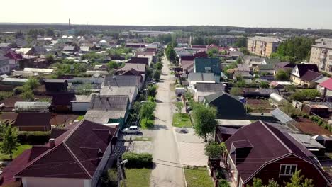 área residencial de una pequeña ciudad vista desde el aire