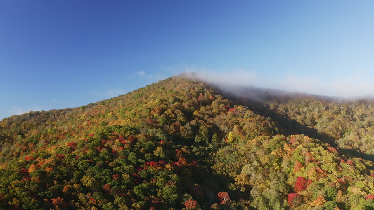 vista aérea de un avión no tripulado de una montaña de otoño en el otoño appalachia carolina del norte estados unidos