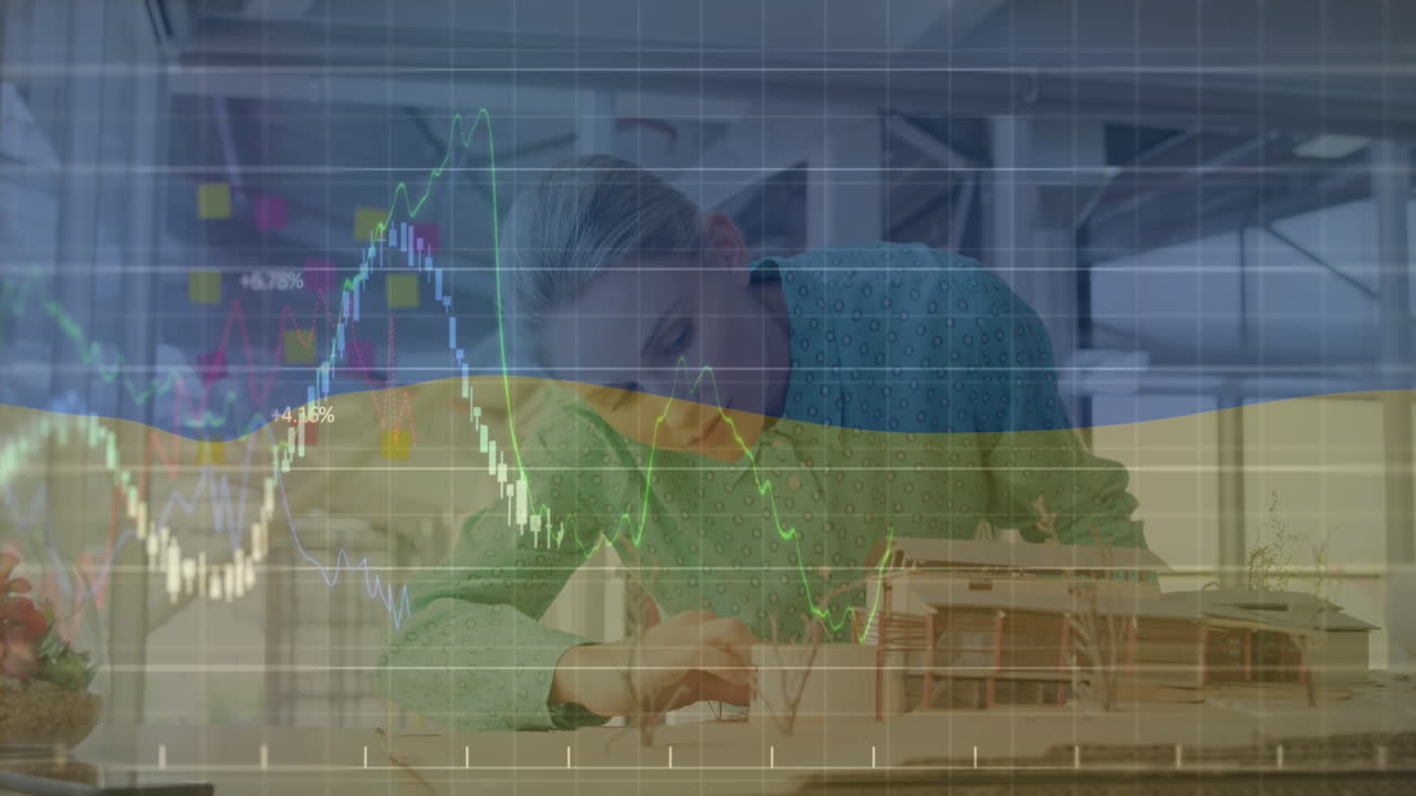 animação de processamento de dados financeiros sobre engenheira caucasiana trabalhando em seu modelo no escritório.