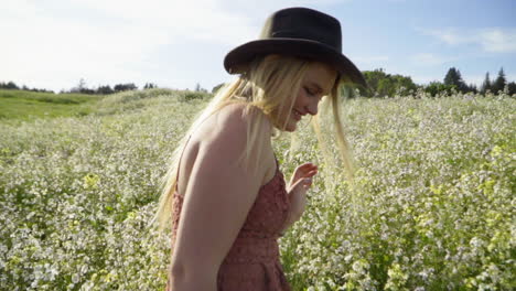 Slomo-De-Mujer-Joven-Caminando-En-Un-Campo-De-Flores