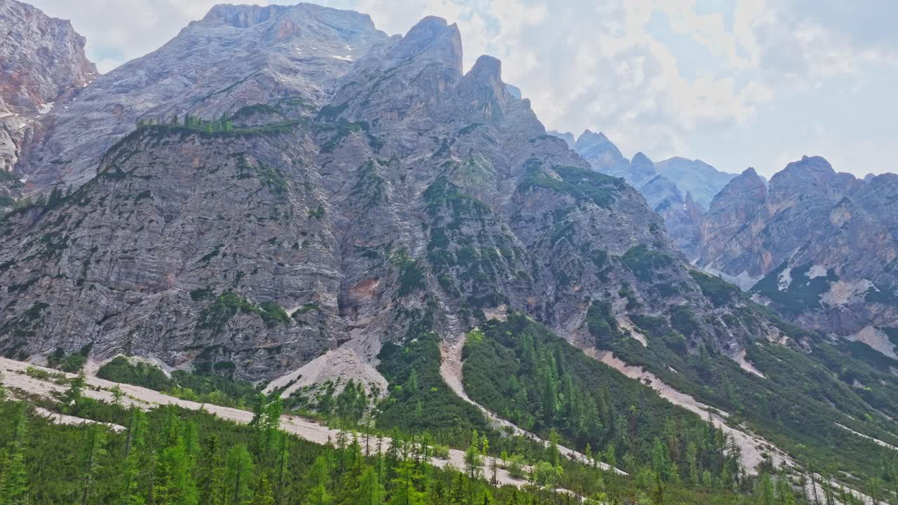 Veduta aerea con drone delle Alpi sinuose del Lago di Braies, Italia.