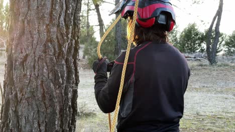 Mujer-Trabajadora-Desata-La-Cuerda-En-El-Bosque-Para-La-Poda-A-Gran-Altura