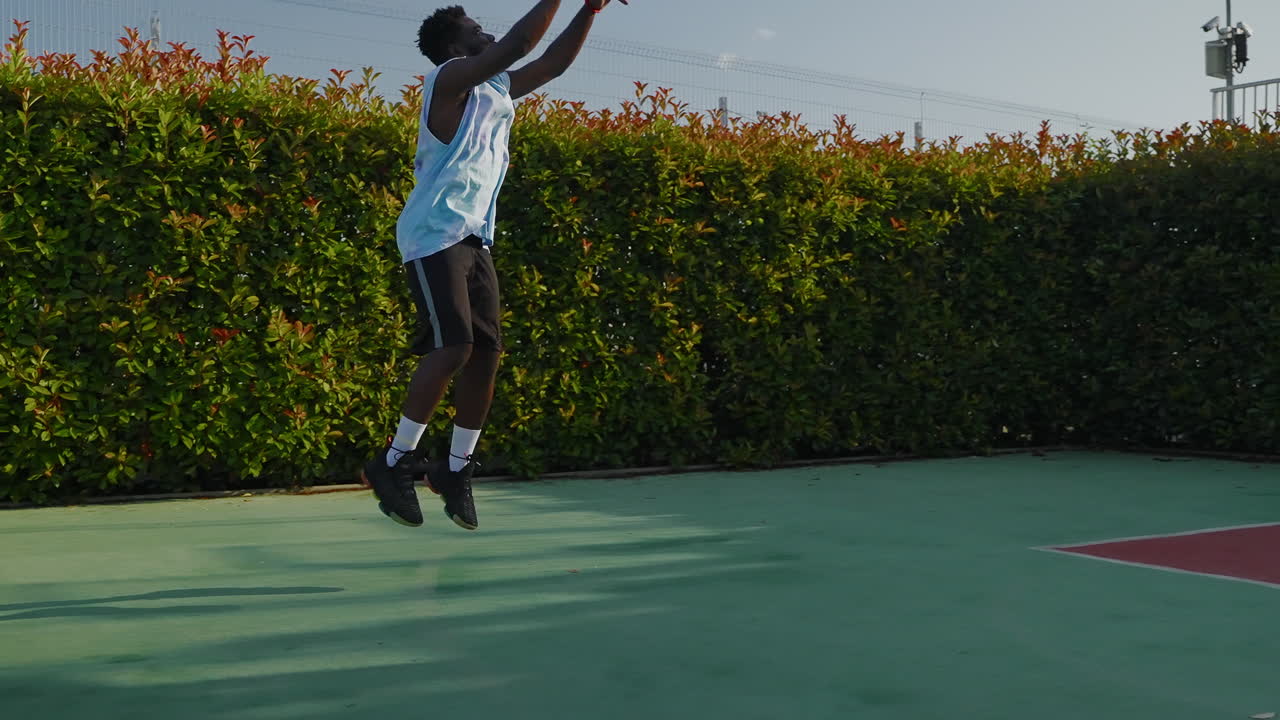hombre jugando al baloncesto afuera