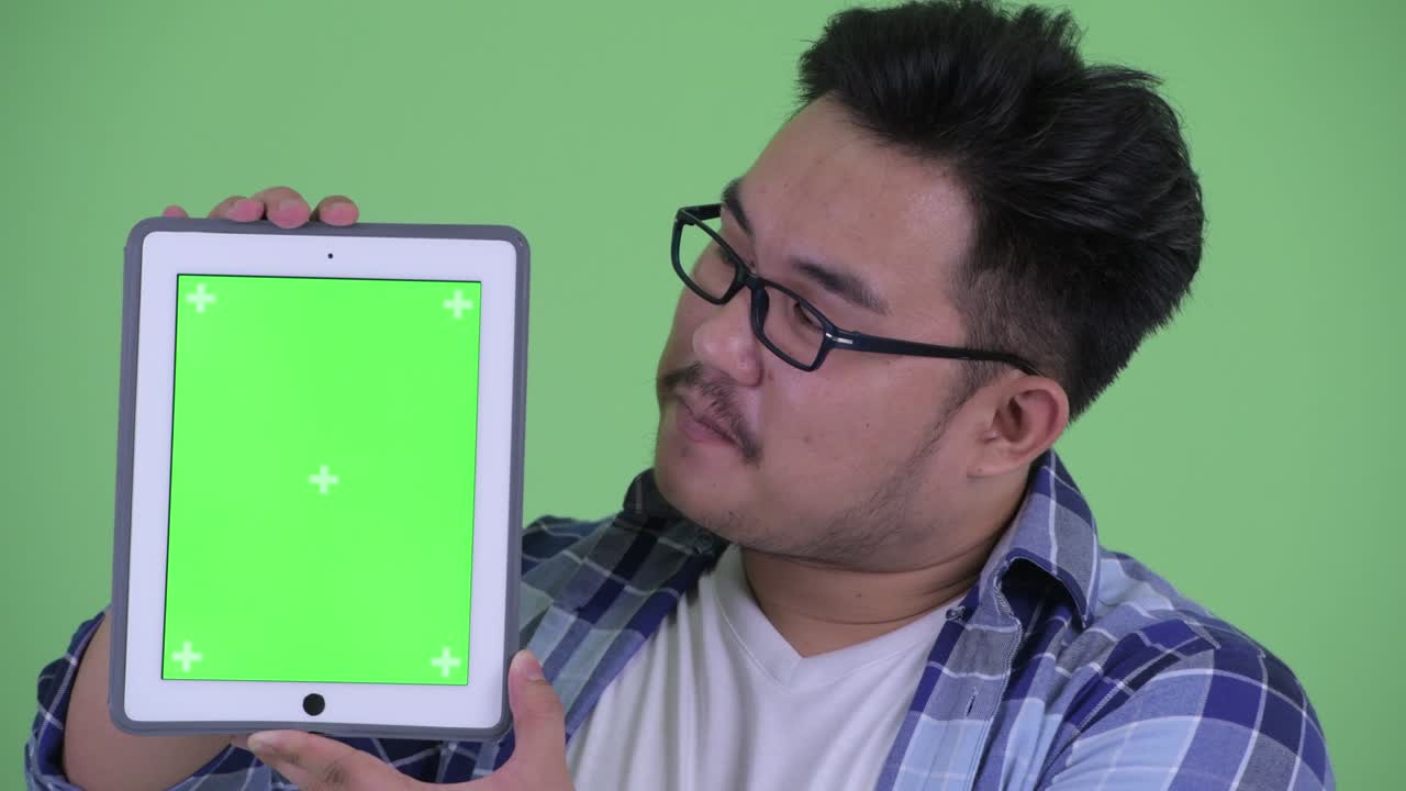 멋진 젊은 과체중 아시아 스터 남자