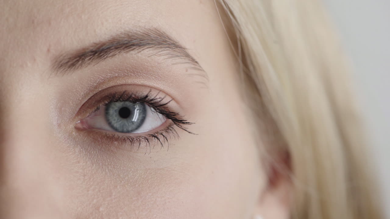 가까이에서 아름다운 여성, 카메라를 바라보는 파란 눈, 아이리스 반사, 자연스러운 인간 아름다움