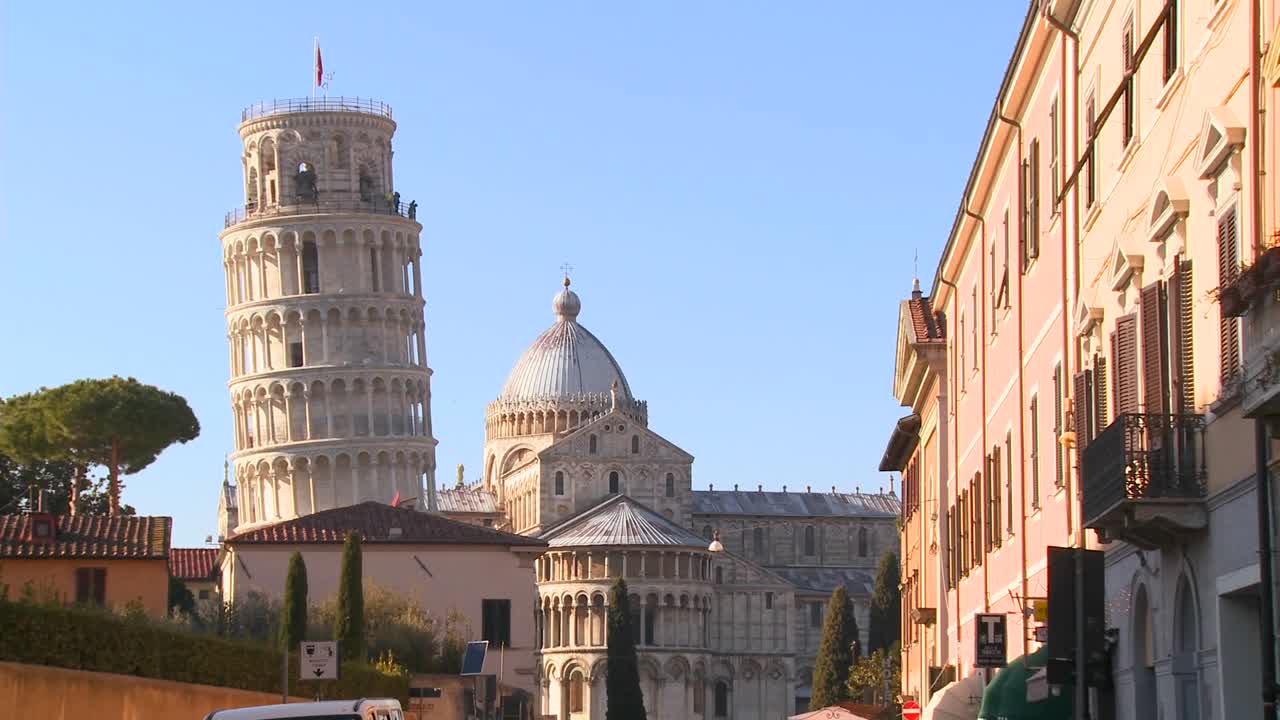배경 2에 사탑이 있는 이탈리아 피사의 거리