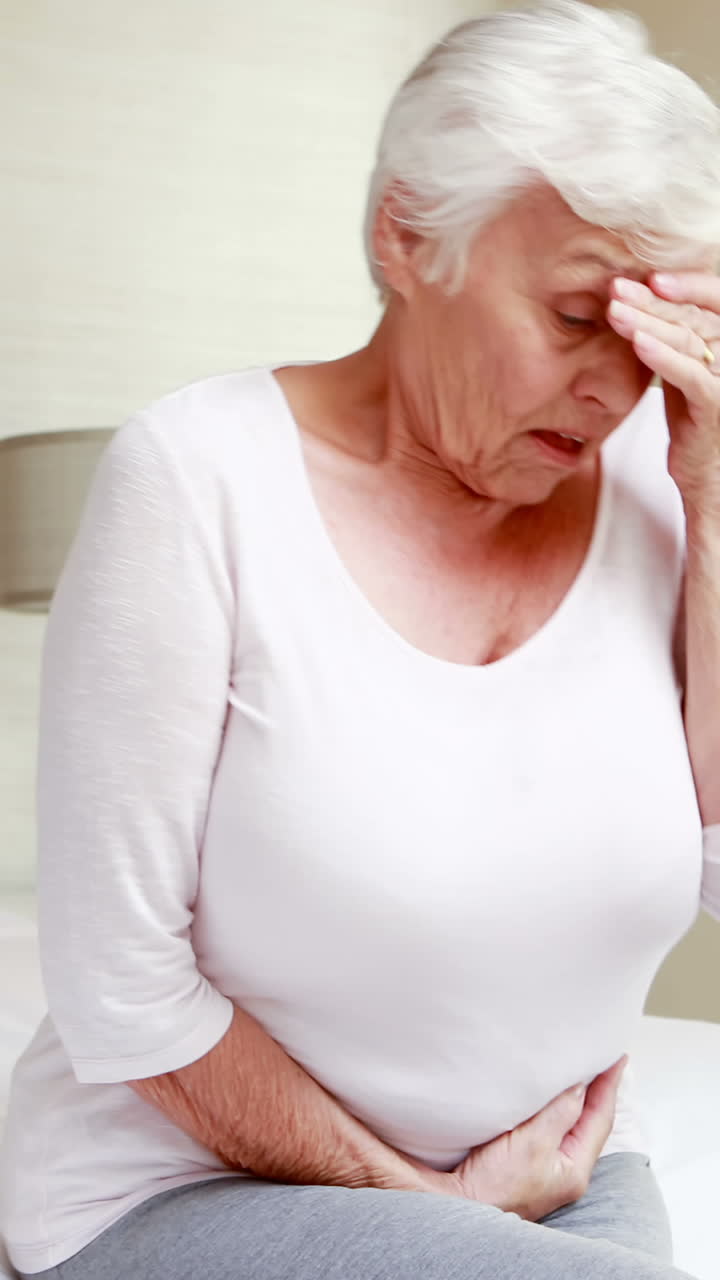 mujer mayor con dolor de estómago