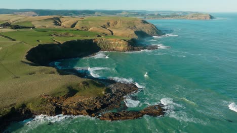 Luftaufnahme-Der-Wilden-Und-Zerklüfteten-Küste-Von-Slope-Point-In-Der-Catlins-Region-Von-Neuseeland-Und-Dem-Südlichsten-Punkt-Der-Südinsel-Neuseelands,-Aotearoa