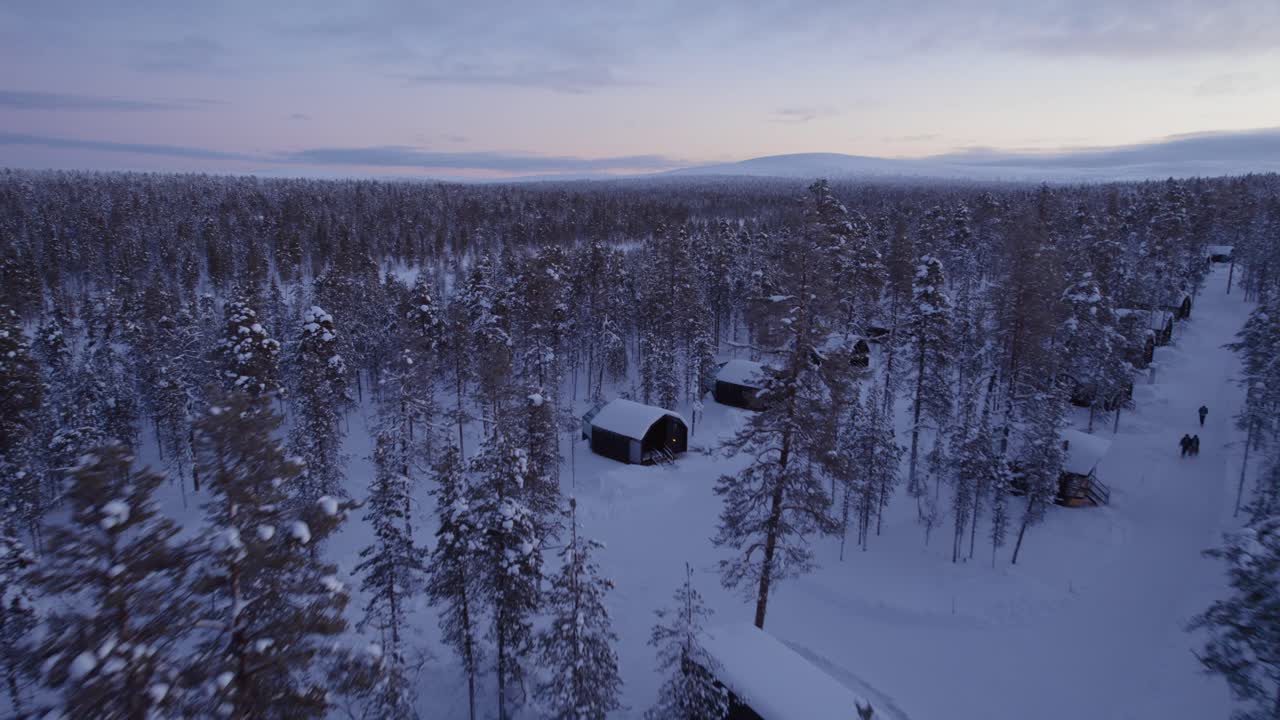 Vinterlige flybilder fra Lappland ved soloppgang