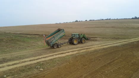 tractor con remolque en el campo - tomas aéreas