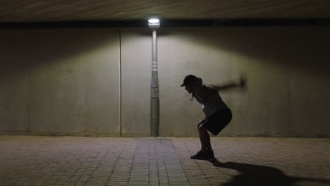 Tanzender-Mann,-Junger-Breakdancer,-Der-Moderne-Hip-Hop-Tanzbewegungen-Mit-Backflip-Unter-Straßenlaterne-Vorführt-Und-Nachts-In-Der-Stadt-Urbane-Freestyle-Choreographie-übt