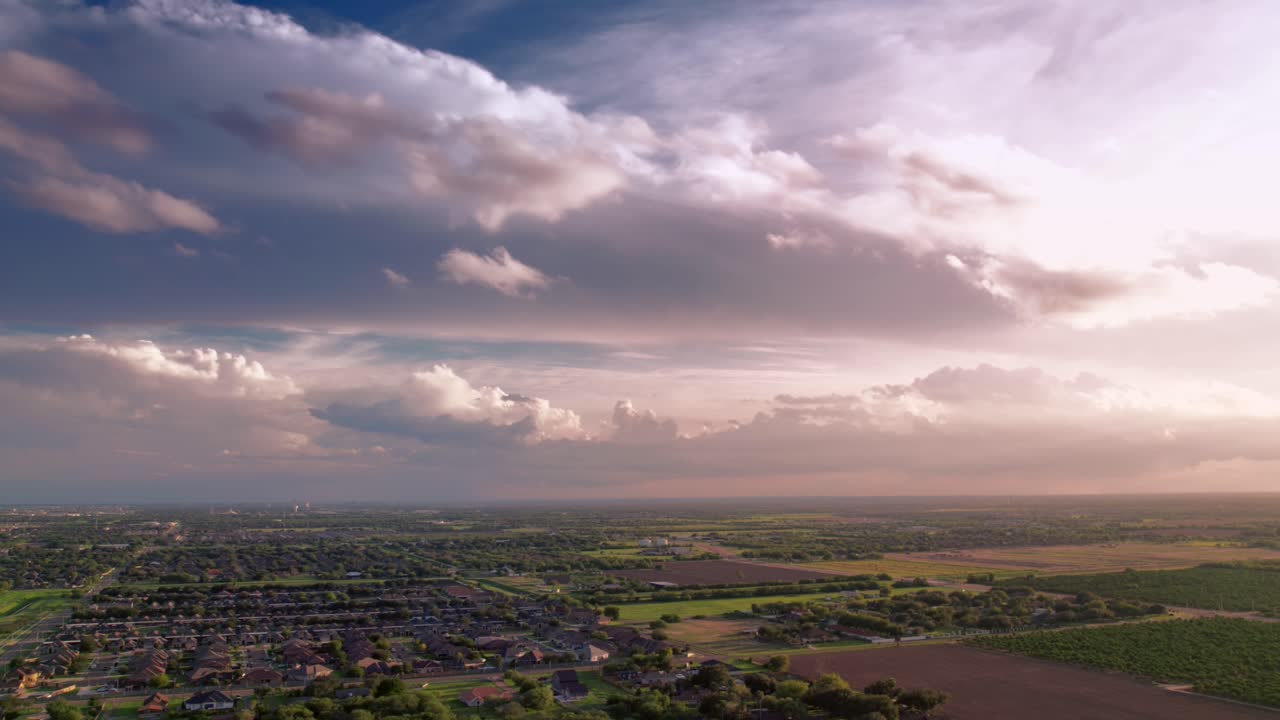 drone hyperlapase timelapse puesta de sol imágenes en día nublado campo edinburg texas