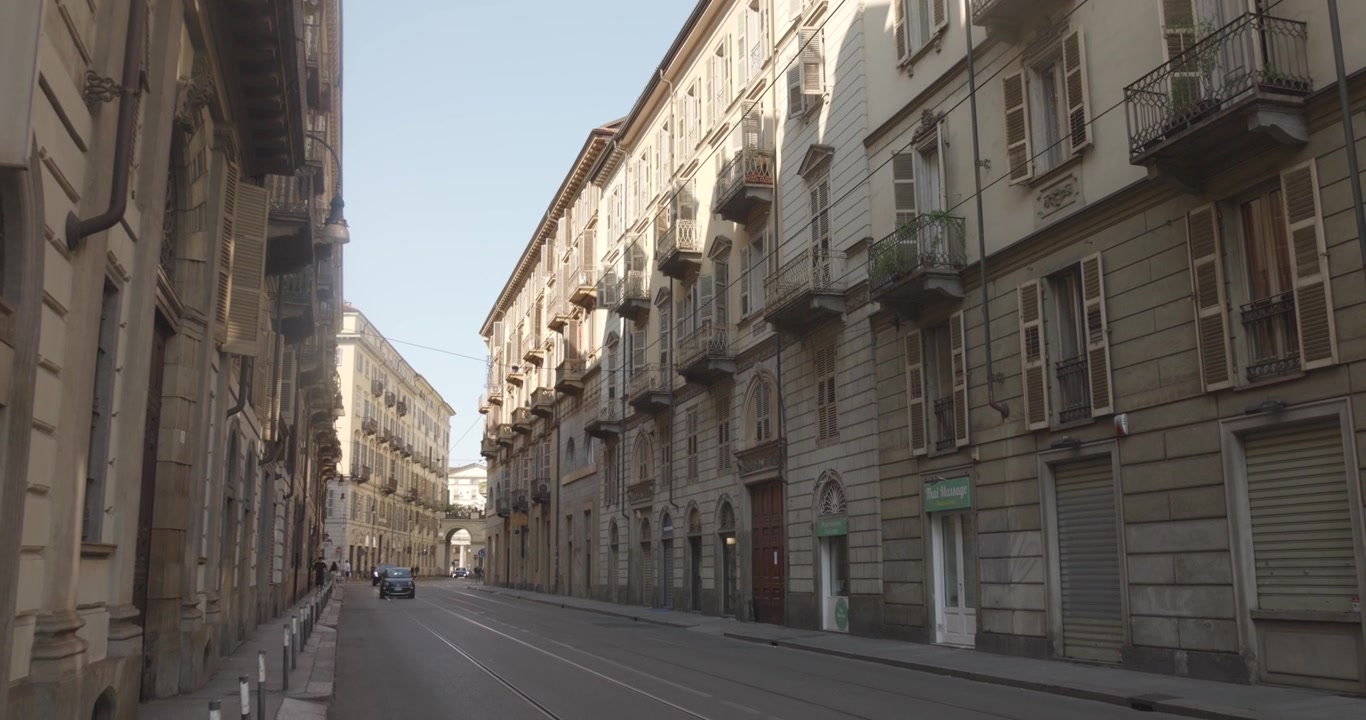Vista diurna de una tranquila calle histórica con edificios clásicos en el centro de Turín, Italia