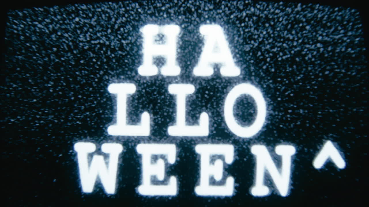 Halloween-tekst skrevet på en gammel TV med signalforstyrrelser