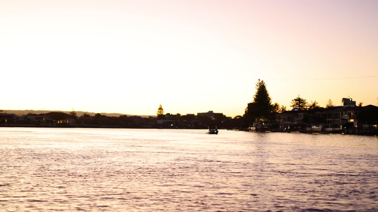 barco moviéndose a través del canal al atardecer