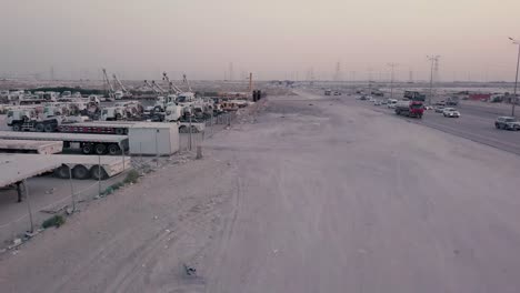 Patio-De-Vehículos-Industriales-Con-Carretera-Del-Desierto