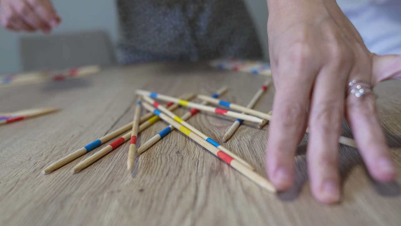 Giocare a Mikado con bastoncini colorati