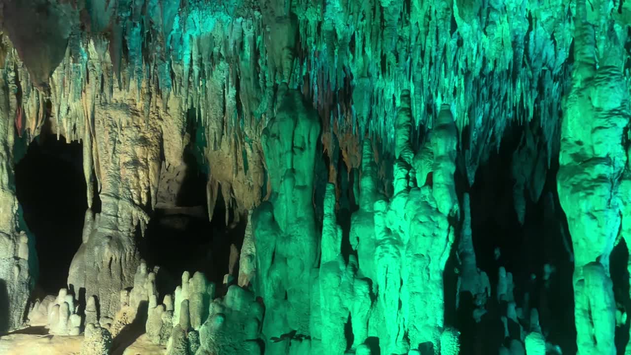Inquadratura panoramica a sinistra di stalattiti e stalagmiti illuminate in una grotta. Florida Caverns State Park.