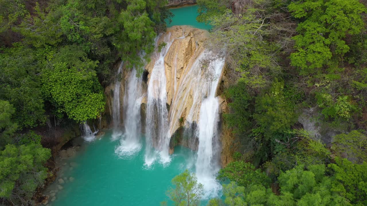 hermosa cascada en la selva tropical mexicana, vista aérea de 4k