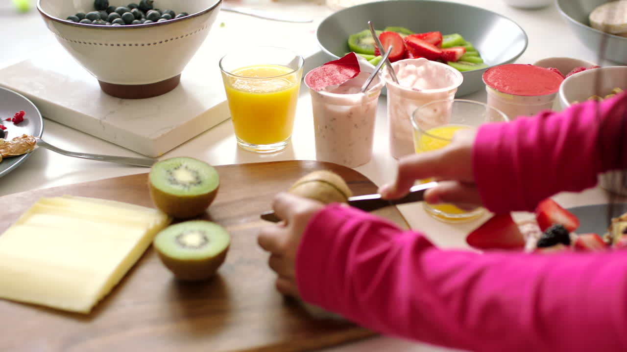 아침 식사를 하는 아이