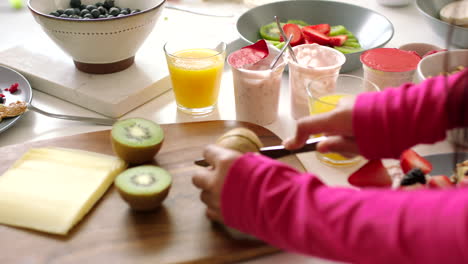 niño desayunando