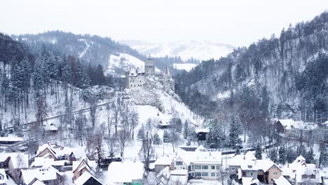 Bran-Castle-dressed-in-snow,-the-legendary-landscape-of-Dracula