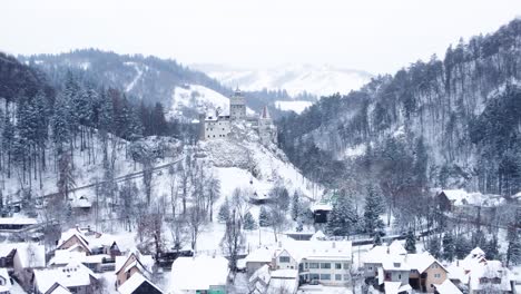 castillo de bran vestido de nieve, el legendario paisaje de dracula