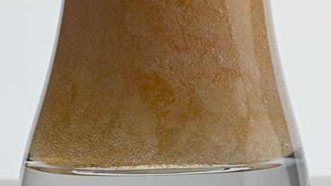 vaso de burbujas de cerveza lager pasteurizada de primer plano. bebida de cebada dentro de la copa