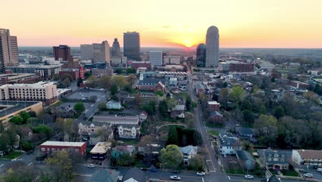 Ausziehbare-Luftaufnahme-Von-Winston-Salem,-NC,-North-Carolina-Skyline