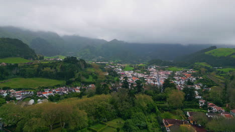casas de campo paisaje de valle de montaña vista aérea pueblo de colinas verdes sombrías