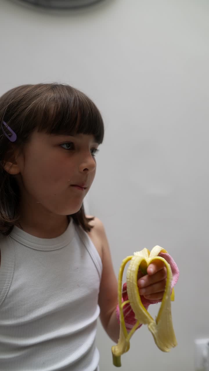 Ragazza che mangia una banana