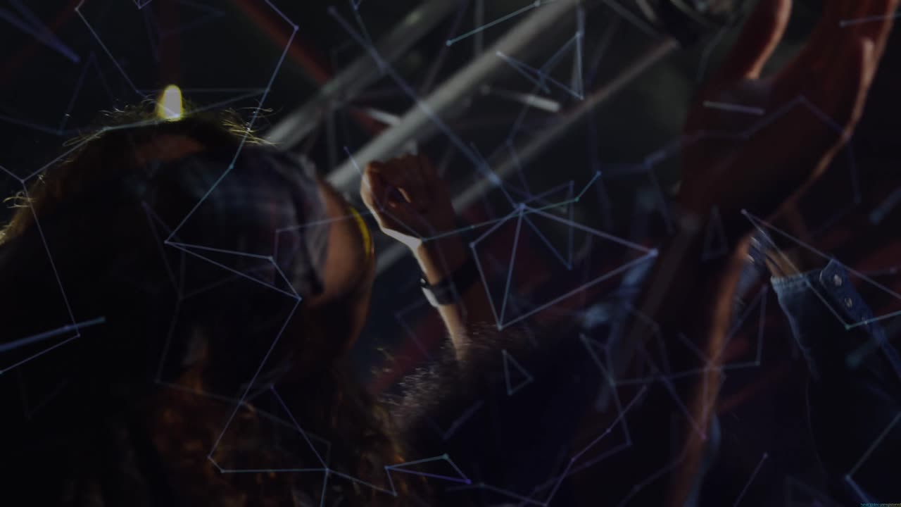 animación de conexiones sobre las manos de diversas personas en concierto